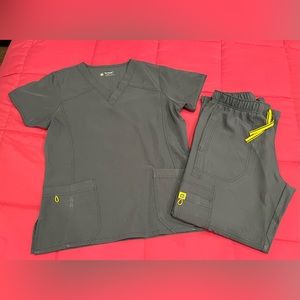 Women’s Wonder Wink 4 stretch grey scrub set. Size M top, petite L pants